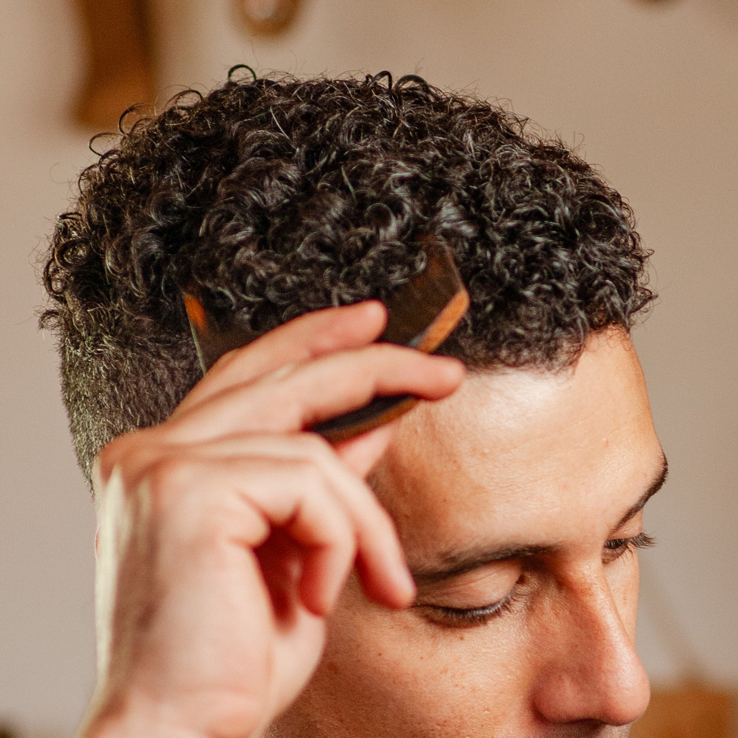 Ola Real Hair Pick - in use